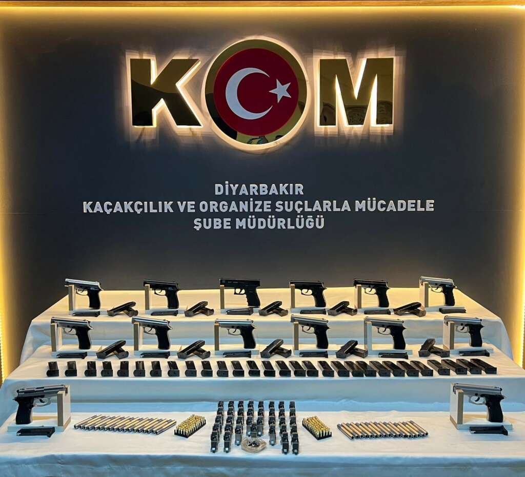 Salça kovaları içinden 14 adet tabanca ele geçirildi