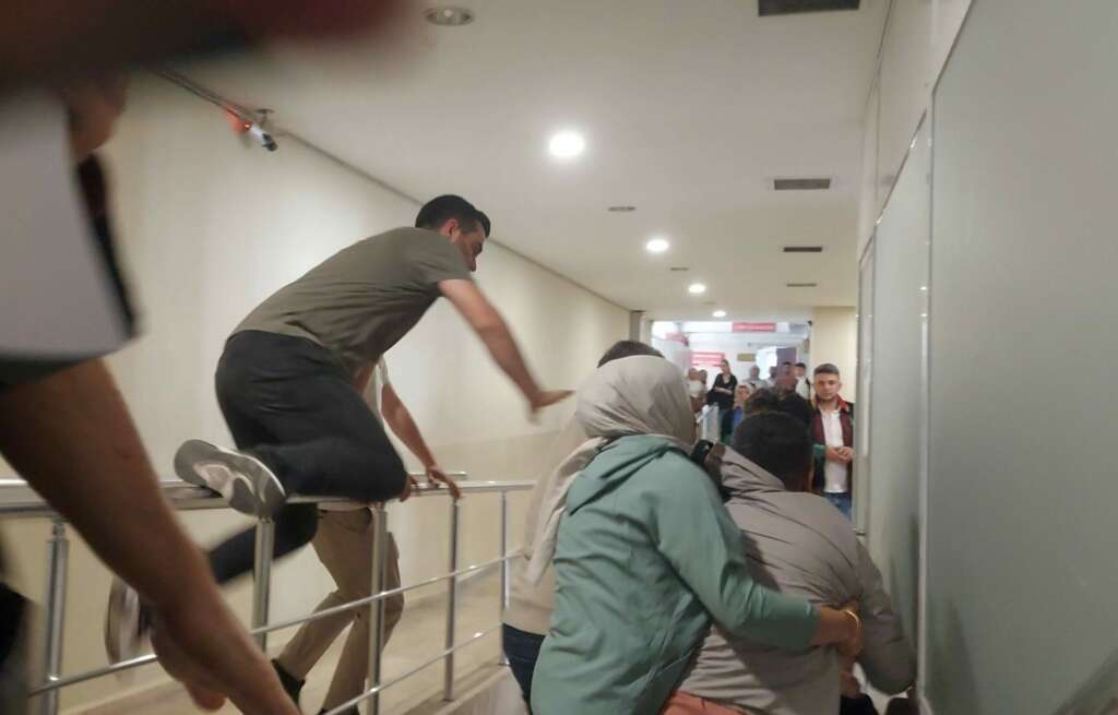 Ceza talebini duyan aileler adliye koridorunda birbirine girdi