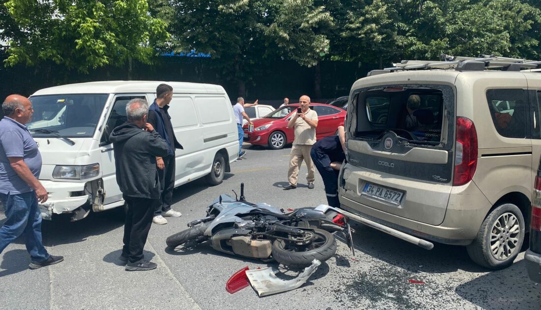 Motosiklet sürücüsü çarptığı aracın arka camından içeriye girdi