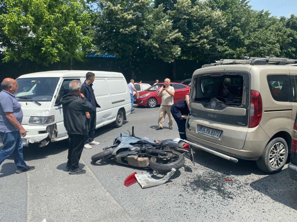 Motosiklet sürücüsü çarptığı aracın arka camından içeriye girdi