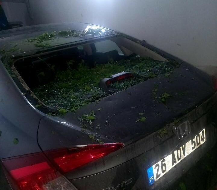 Ceviz büyüklüğündeki dolu yağışı araçların camlarını kırdı