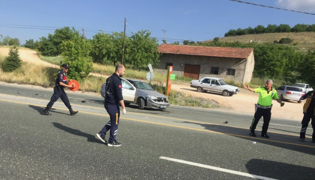 Çarpışan otomobillerden biri alev alev yandı
