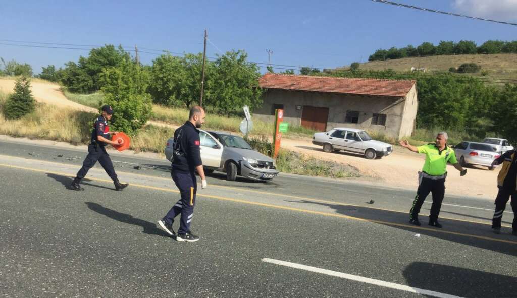 Çarpışan otomobillerden biri alev alev yandı
