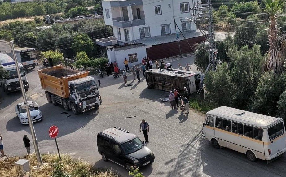 Kamyon öğrenci servisine çarptı