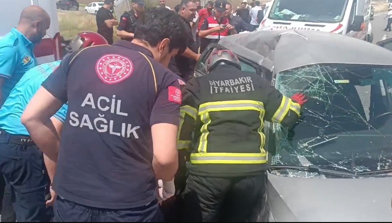 Minibüs ile otomobil çarpıştı: Yaralılar var