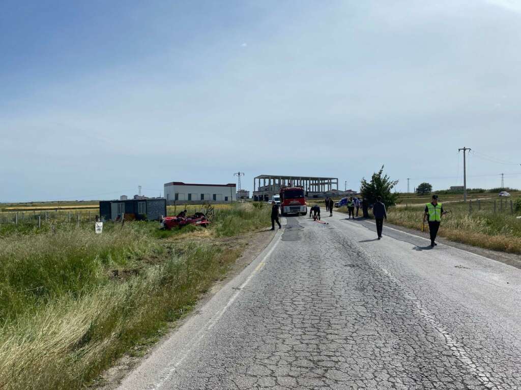 Kontrolden çıkan otomobil elektrik direğine çaptı