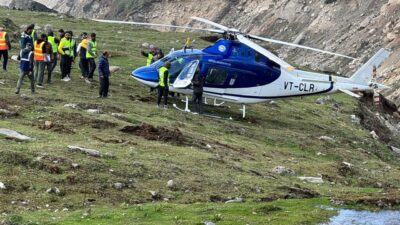 Hindistan’da helikopter kendi etrafında dönerek pist dışına indi