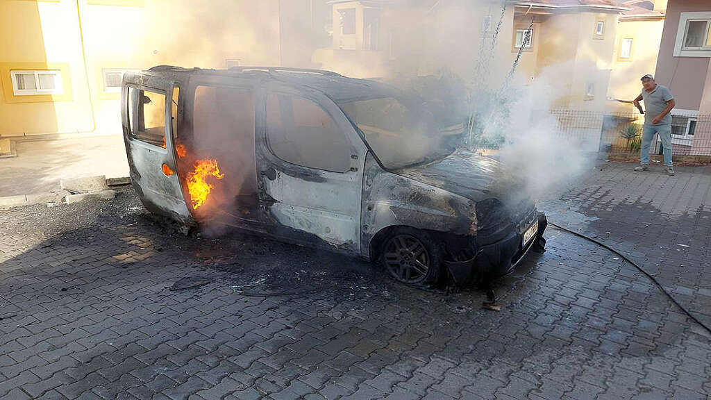 Sinirlenince gözü döndü: Ev, araba ve motorunu ateşe verdi