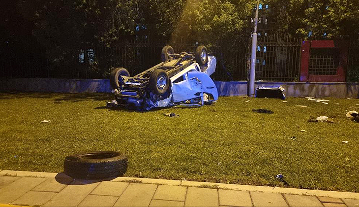 Çarpışan iki araç takla attı, ortalık savaş alanına döndü