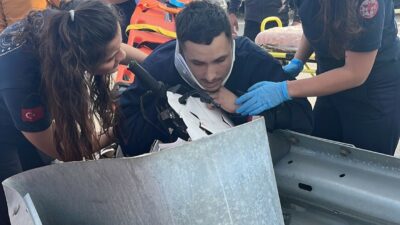 Bursa’da motosikletli bariyerlere saplandı
