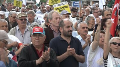 Bursa’da emekliler yürüyüş düzenledi