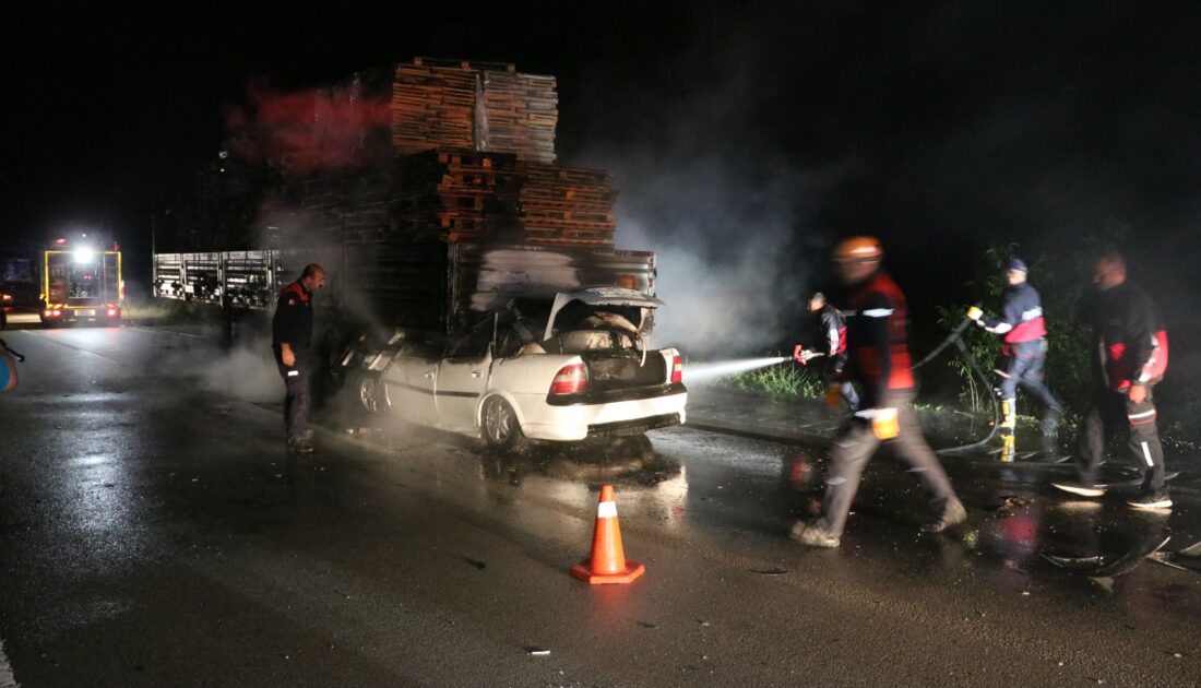 Tıra ok gibi saplanan otomobil alev alev yandı: 1 ölü