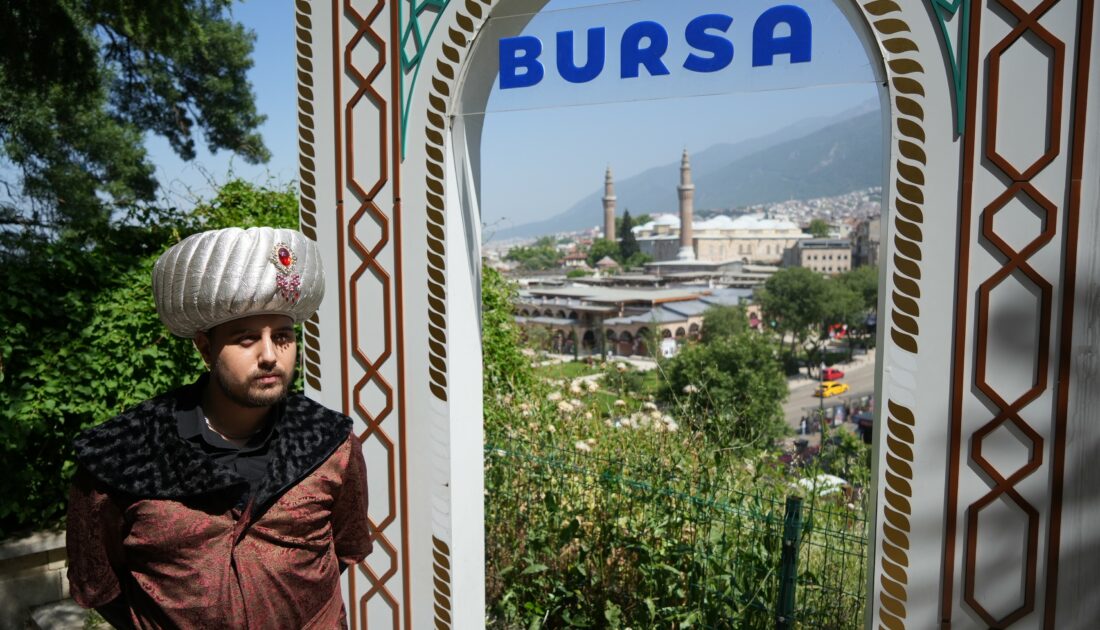 Tarihi surlara çıkanlar karşılarında padişah kıyafetli fenomeni gördü