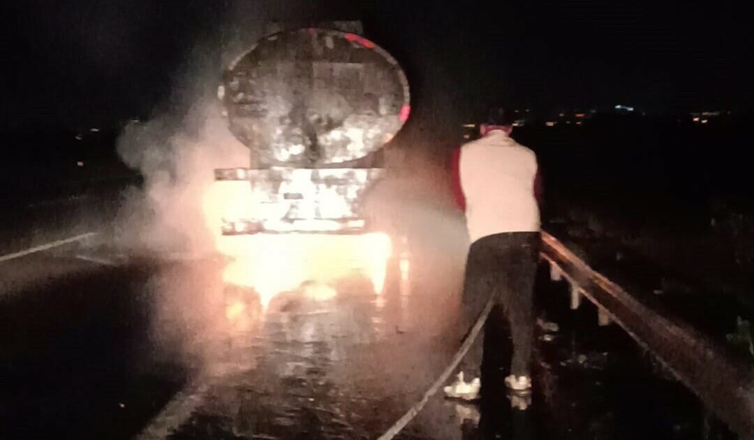 Seyir halindeki tanker alev alev yandı