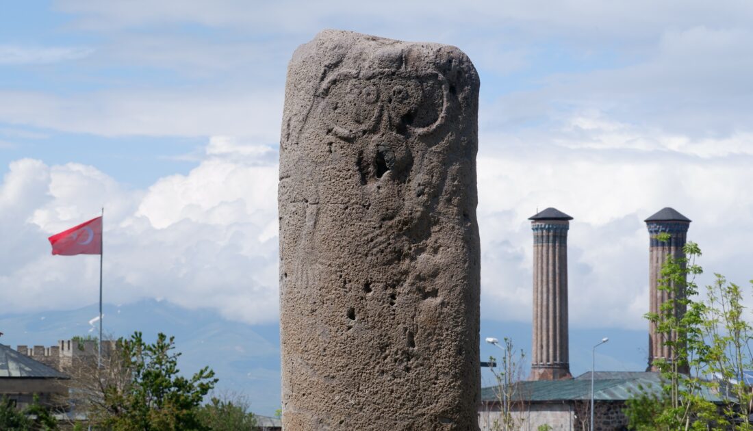 Türk tarihine ışık tutan dikili taş ilgi odağı
