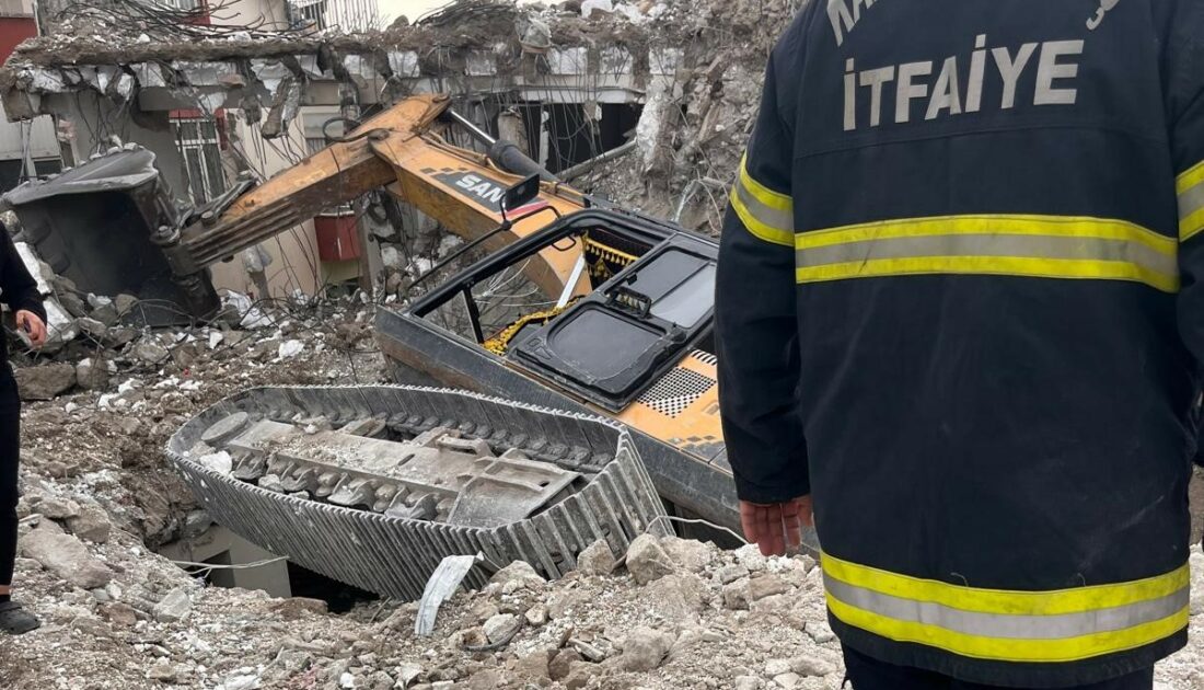 Yıkım yapan iş makinası devrildi: Yaralı var