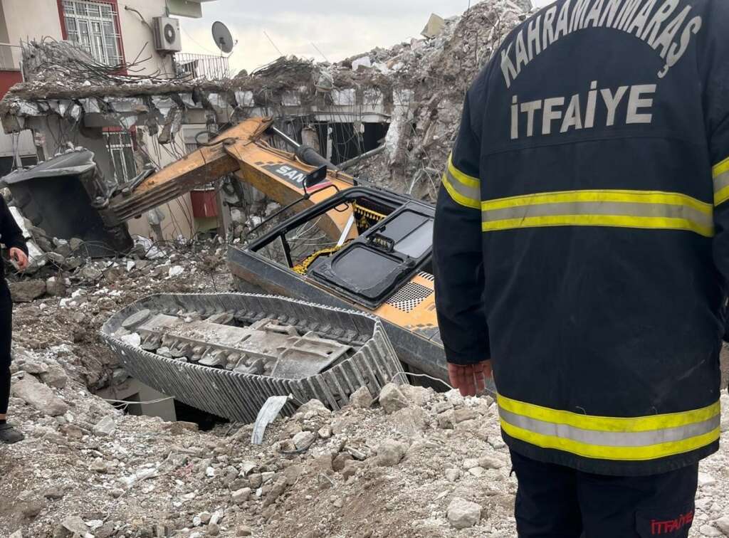 Yıkım yapan iş makinası devrildi: Yaralı var