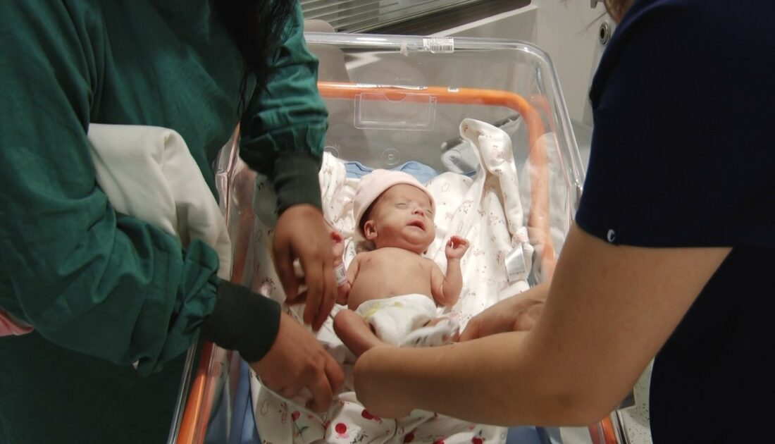 454 gram doğan Melek Mucize bebek, hayata dört elle sarıldı