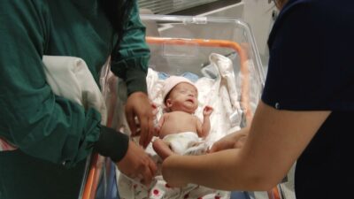 454 gram doğan Melek Mucize bebek, hayata dört elle sarıldı
