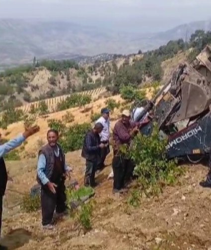 İş makinesi devrildi: Can kaybı var