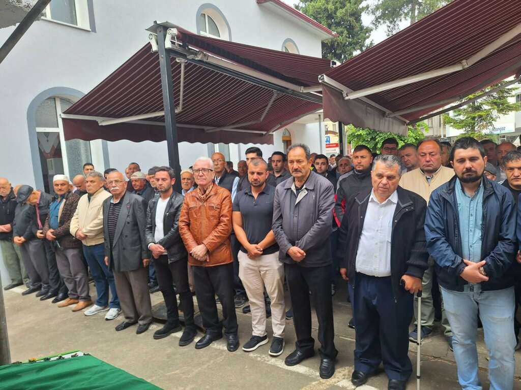 Kamyonun altında kalan kadın toprağa verildi