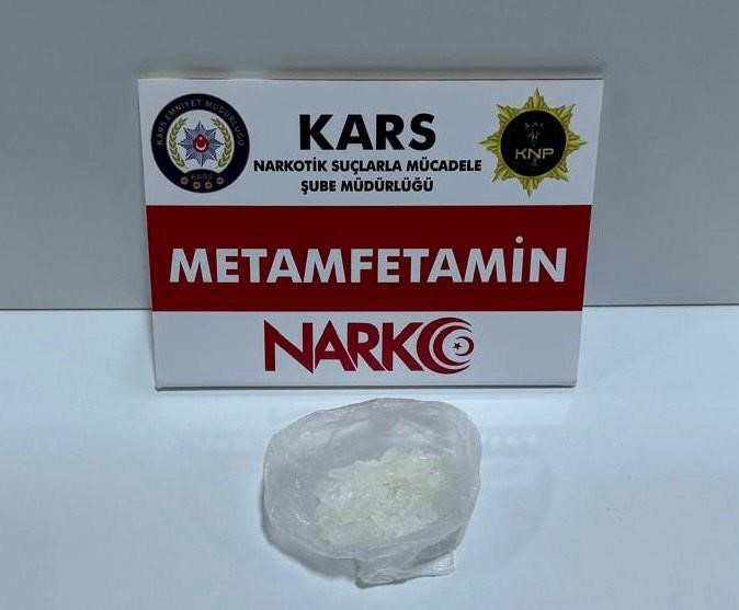 Uyuşturucu ticareti yapan 2 kişi tutuklandı.