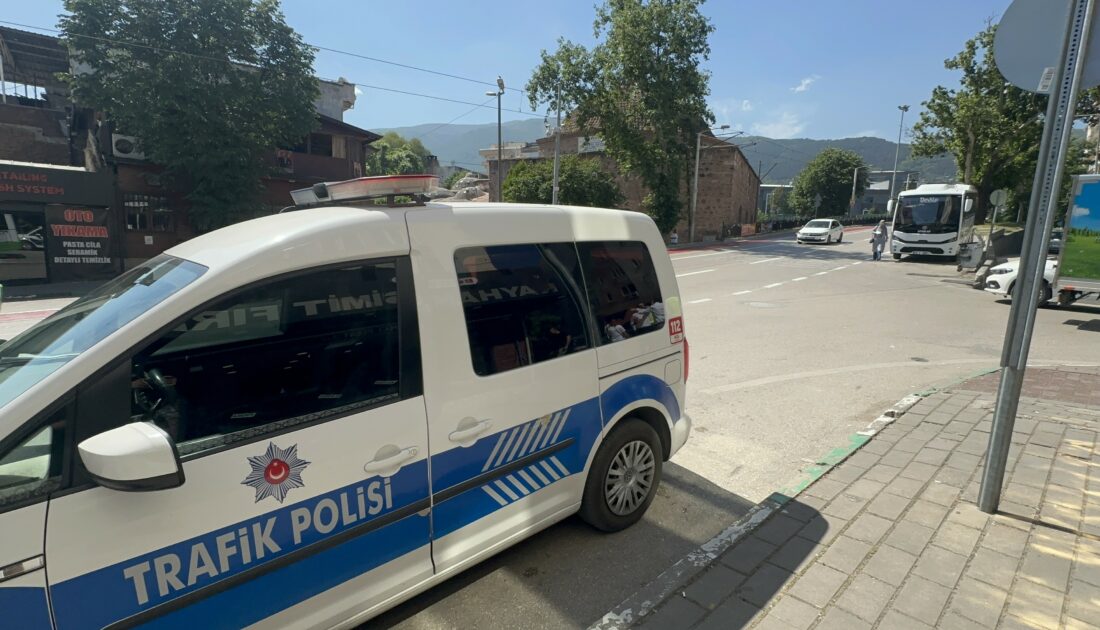 Bursa’da feci kaza! Yolun karşısına geçerken araba çarptı