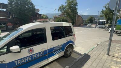 Bursa’da feci kaza! Yolun karşısına geçerken araba çarptı