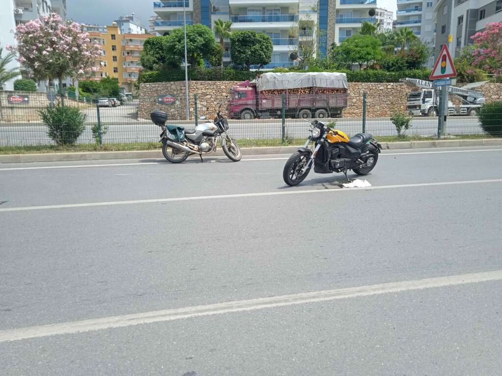 İki motosiklet çarpıştı: Yaralı var