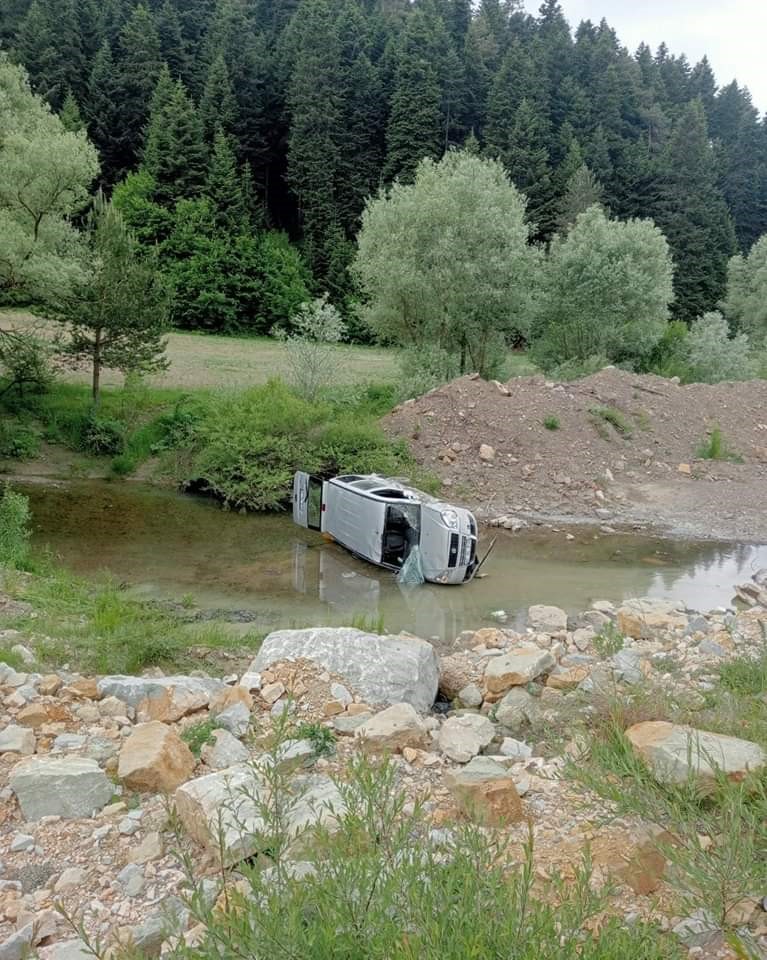 Yoldan çıkan kamyonet çaya uçtu: Yaralı var