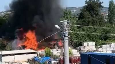 Bursa’da inşaat deposu alev alev yandı