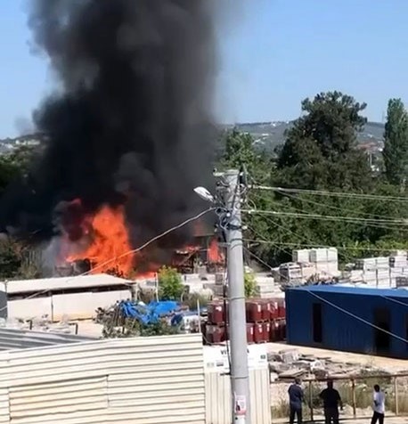 Bursa’da inşaat deposu alev alev yandı