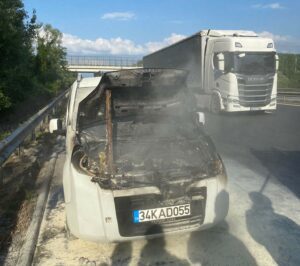 Otoyolda alev alan araç itfaiyenin müdahalesiyle söndürüldü
