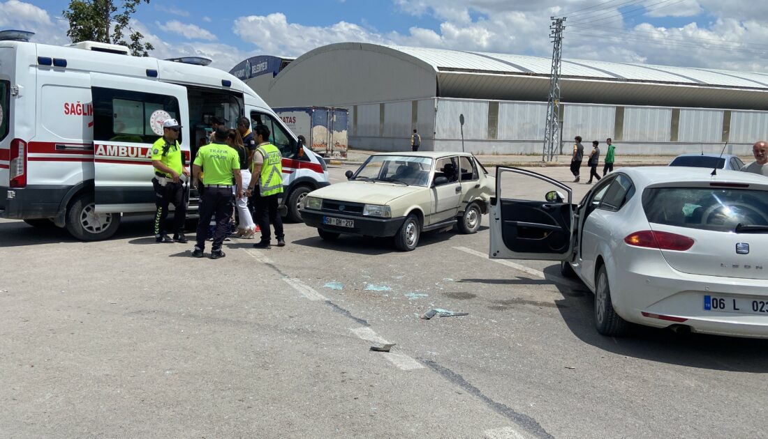 2 otomobilin çarpıştığı kazada 4 kişi yaralandı