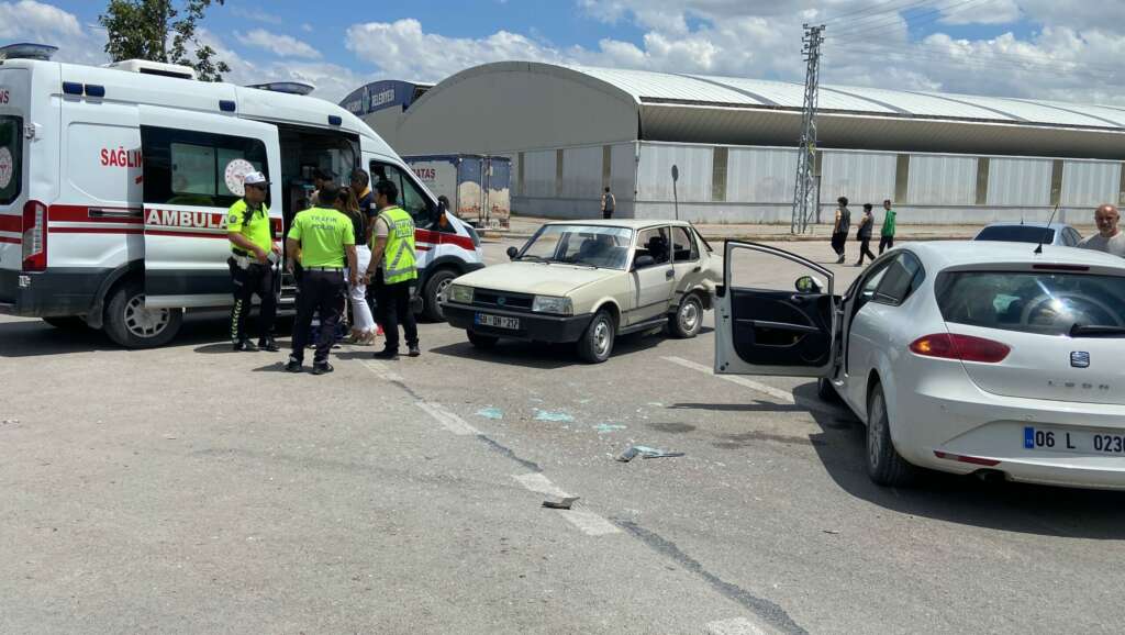 2 otomobilin çarpıştığı kazada 4 kişi yaralandı