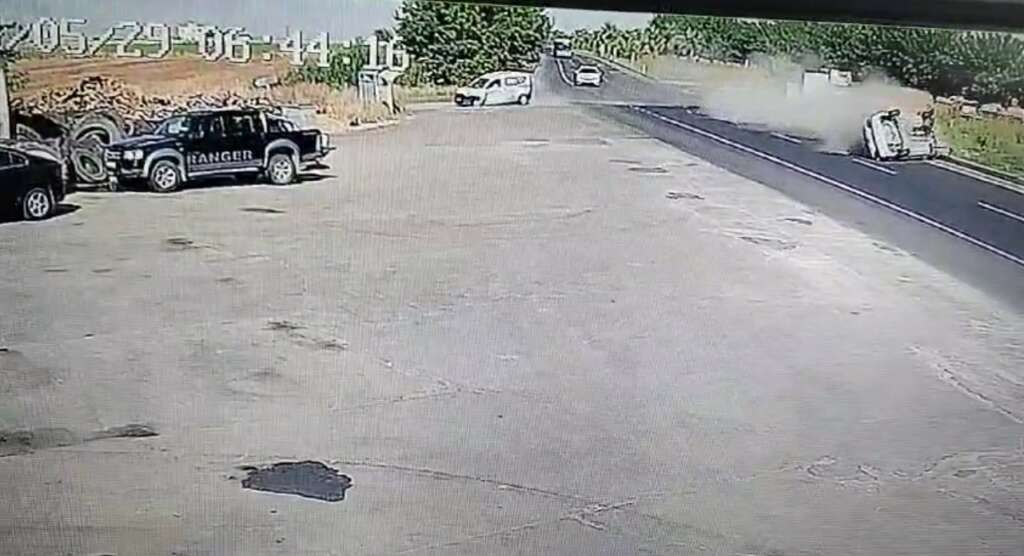 3 kişinin yaralandığı kaza anı kamerada