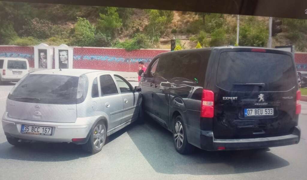 Kırmızı ışık ihlali kaza yaptırdı: Yaralı var
