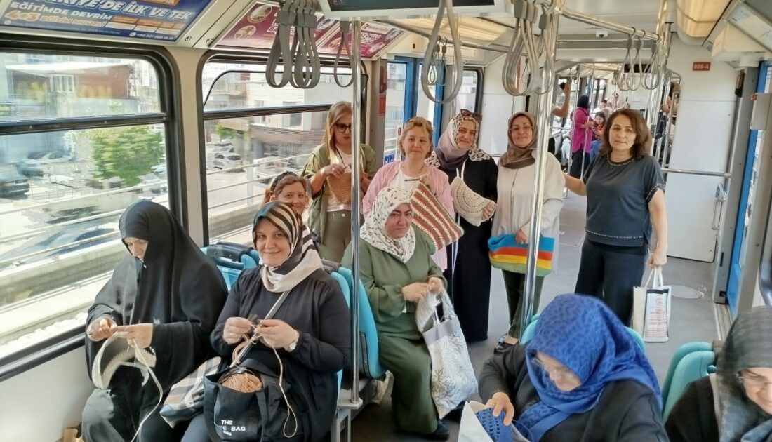 Bursa’da Gazze için metroda örgü örerek yolculuk yaptılar
