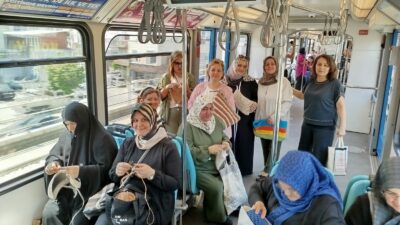 Bursa’da Gazze için metroda örgü örerek yolculuk yaptılar