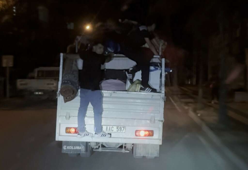 Eşya yüklü kamyonetin kasasında tehlikeli yolculuk