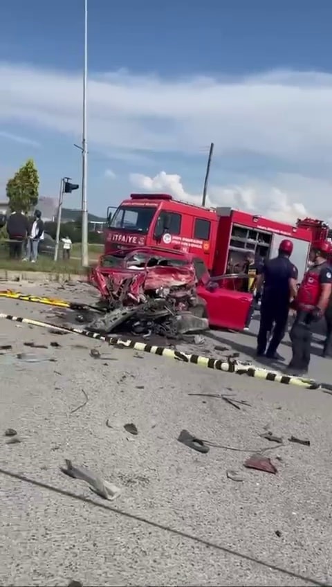İki kadını hayattan koparan feci kaza kamerada