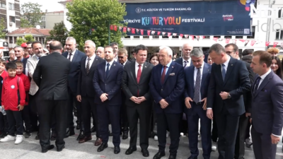 Bursa Gençlik ve Spor İl Müdürlüğü’nden Atatürk Anıtı’na Çelenk Sunumu