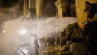 Gürcistan’da hareketli gece: Protestolar sürüyor