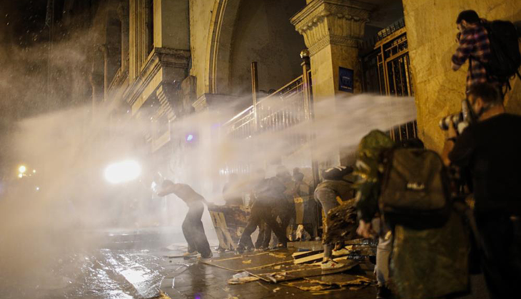 Gürcistan’da hareketli gece: Protestolar sürüyor