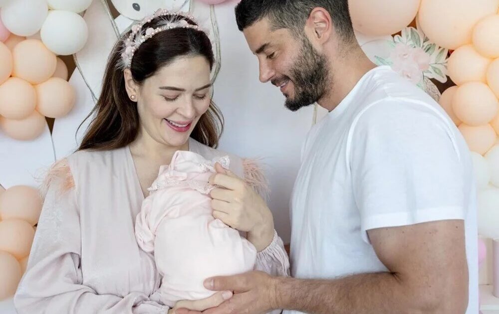 Yıldız Çağrı Atiksoy ile Berk Oktay’dan ilk aile pozu
