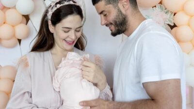 Yıldız Çağrı Atiksoy ile Berk Oktay’dan ilk aile pozu