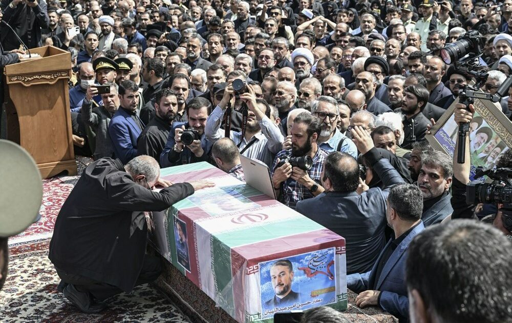 İran Reisi’yi uğurluyor
