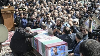 İran Reisi’yi uğurluyor
