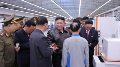 Kim Jong-Un silah fabrikalarını denetledi