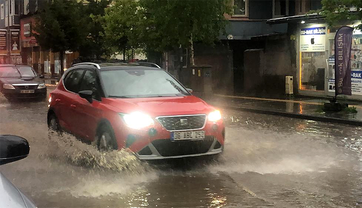 Kars’ta sağanak yağış caddeleri göle çevirdi
